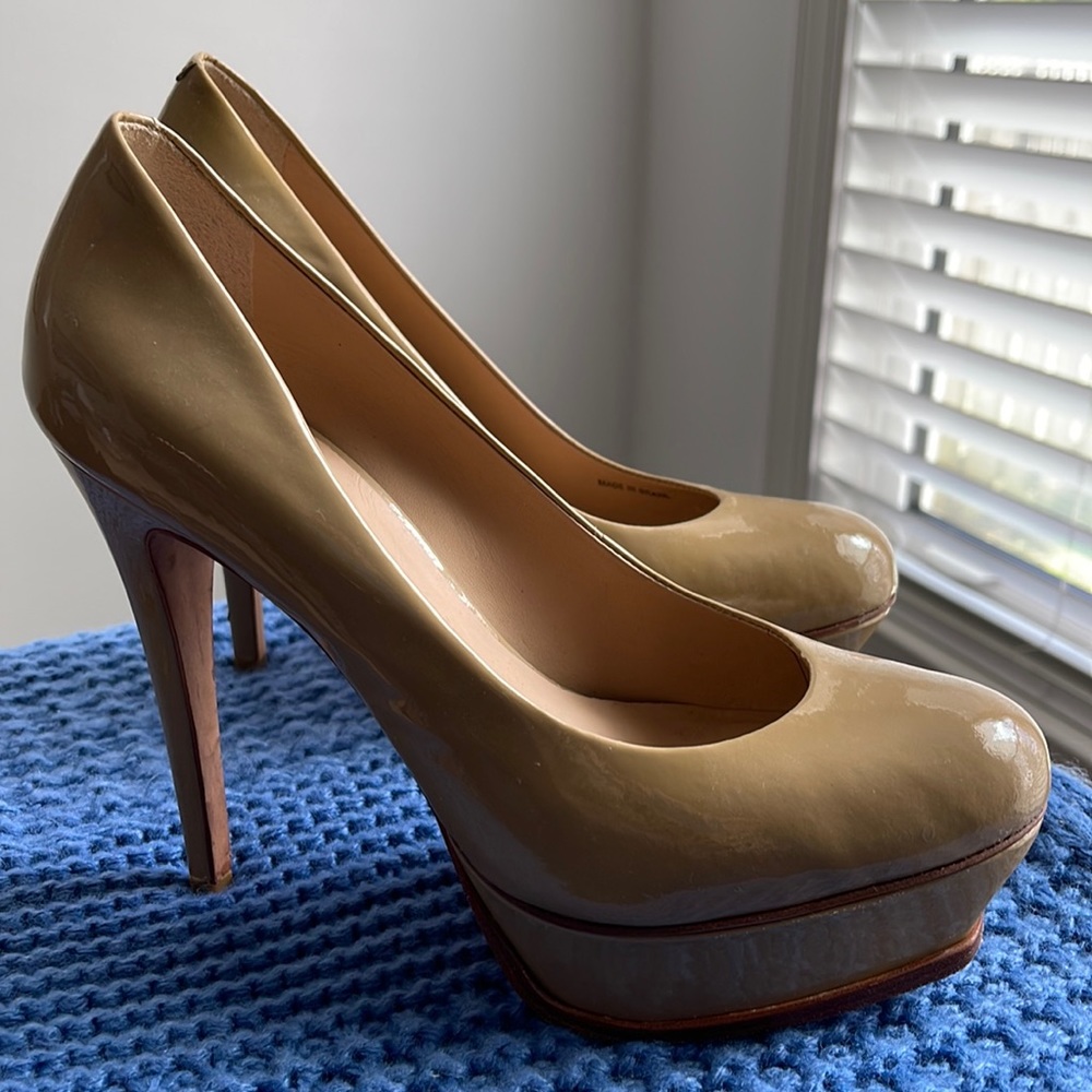 Pour La Victorie nude patent heels